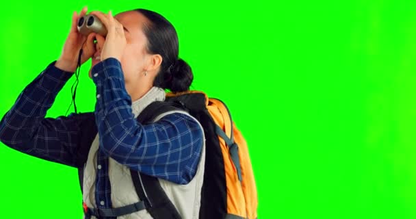 Tela Verde Binocular Mulher Caminhando Isolado Fundo Estúdio Para Aventura — Vídeo de Stock