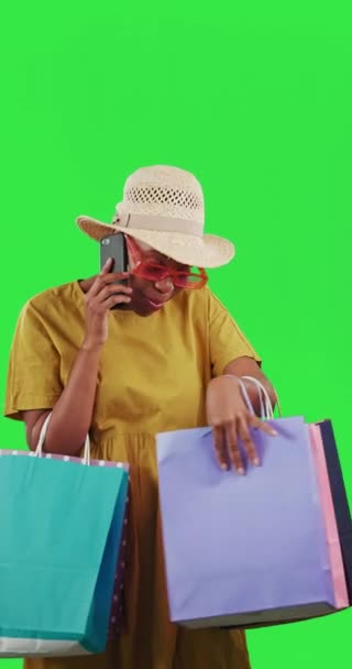 Mulher Negra Telefonema Sacos Compras Tela Verde Comunicação Rica Contra — Vídeo de Stock