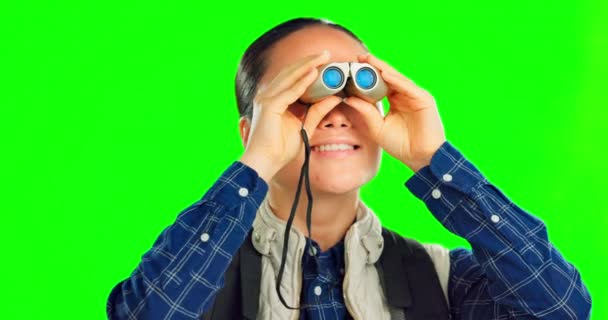Backpacker Mulher Binocular Isolado Fundo Estúdio Tela Verde Aventura Viagem — Vídeo de Stock