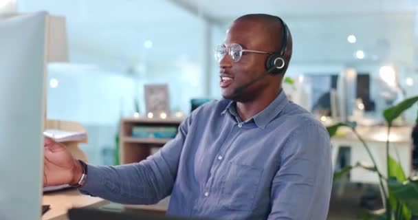 Call Center Hombre Negro Parlante Agente Consultor Con Comunicación Virtual — Vídeos de Stock