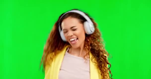Kulaklıklar Dans Stüdyoda Krom Arka Planda Yeşil Ekranlı Heyecanlı Bir — Stok video
