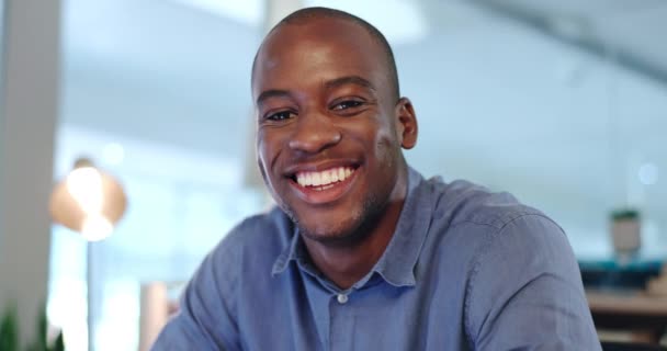 Zakelijke Zwarte Man Gezicht Glimlach Het Kantoor Met Trots Opgewonden — Stockvideo