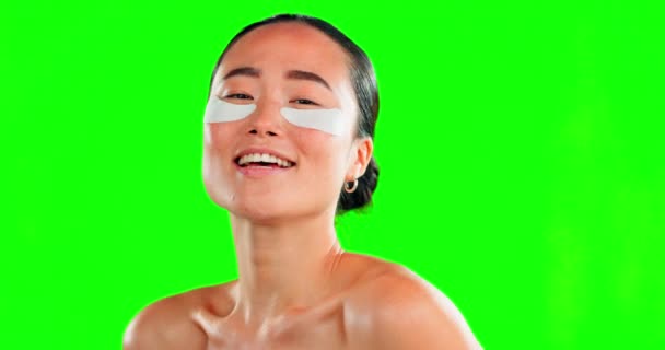 Gezicht Huidverzorging Aziatische Vrouw Met Ooglapjes Groen Scherm Studio Geïsoleerd — Stockvideo