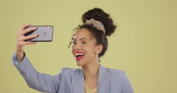 Selfie Feliz Mujer Con Signo Paz Soplando Beso Aislado Sobre — Vídeo de stock