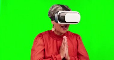 Sanal gerçeklik, yeşil ekran gülümseme ve VR kulaklıklı kadın, artırılmış gerçeklik ve dijital dönüşüm için mutlu. Chroma anahtar metaverse, wow deneyim ve stüdyo arka planda gelecek kişi.