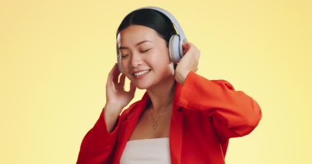 Dance Smile Music Headphones Woman Studio Isolated Yellow Background Technology — Stock Video