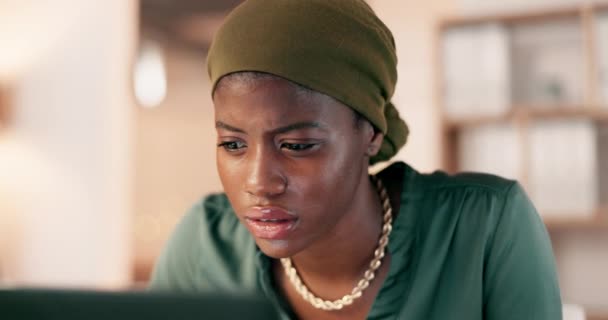 Czytanie Badania Mylić Biznesowej Czarnej Kobiety Jej Biurze Wpisując Mail — Wideo stockowe