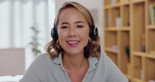 ウェビナーでオンライントレーニングを行うオフィスのビデオ通話 コールセンターコンサルタント Crm お問い合わせと仮想会話を持つアジアの女性の顧客サポートエージェントの肖像画 — ストック動画
