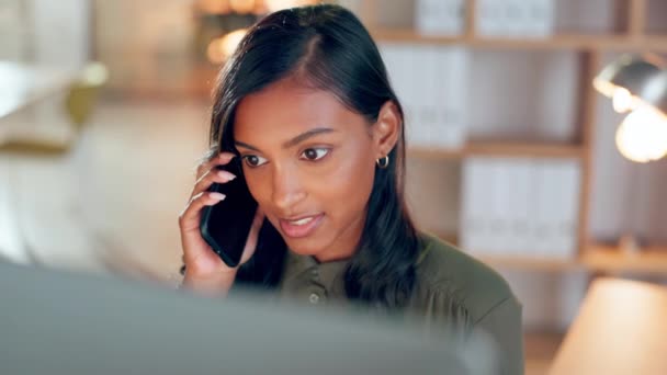 在办公室 聊天或聊天的电话 谈话和经商的妇女 用于讨论 对话或交流的手机夜间技术 手机和手机上的印度女性 — 图库视频影像