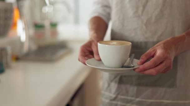 Servicio Cafetería Camarero Con Café Para Cliente Sirviendo Una Bebida — Vídeo de stock