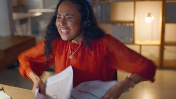 黑人妇女 呼叫中心和庆祝胜利 促销或销售和好消息在办公室服务台 兴奋的非洲裔美国女人在欢乐中抛掷纸来换取胜利 惊喜或成就 — 图库视频影像