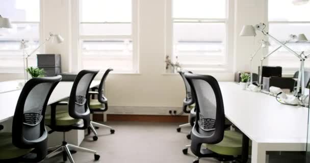 数字代理 办公大楼或带有家具的办公空间的空办公室 空间或室内设计 有椅子 书桌或抽象墙面和楼层的商业 创意或创业室 — 图库视频影像