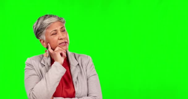 Zielony Ekran Myśląca Starsza Kobieta Pomysłami Rozwiązaniem Staruszka Tle Studia — Wideo stockowe