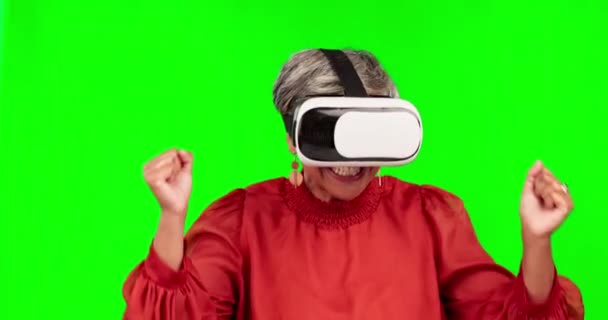 Sanal Ortamda Başarı Kutlama Tezahürat Için Yeşil Ekranda Gözlük Kadın — Stok video