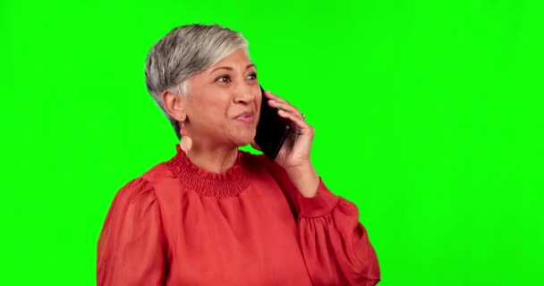 面白い会話 チャットや議論のための緑の画面上の電話 幸せと成熟した女性 ネットワークと興奮した女性の人は クロマキースタジオで連絡先のためにスマートフォンで話す — ストック動画