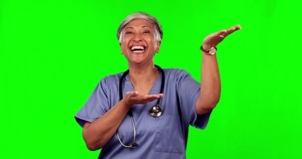Pantalla Verde Mujer Feliz Gesto Médico Senior Anuncio Del Hospital — Vídeo de stock