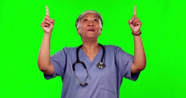 Tela Verde Mulher Animada Médico Sênior Apontando Para Anúncio Serviço — Vídeo de Stock