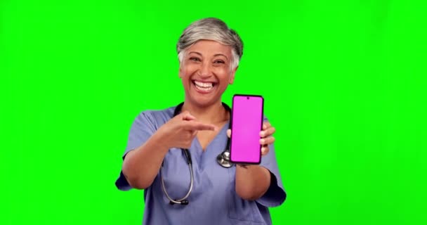 Teléfono Pantalla Verde Anciana Médico Feliz Pulgares Hacia Arriba Para — Vídeo de stock