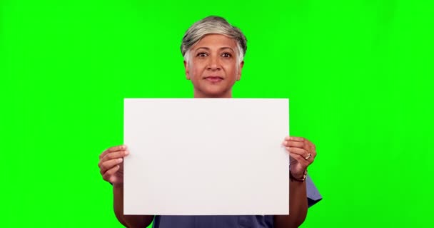 마케팅 프로모션을 스튜디오에 배경에 흉내를 보드를 초상화 간호사 — 비디오