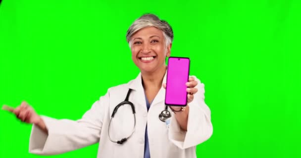 Médico Apontando Telefone Tela Verde Apresentação Cuidados Saúde Promoção Seguro — Vídeo de Stock