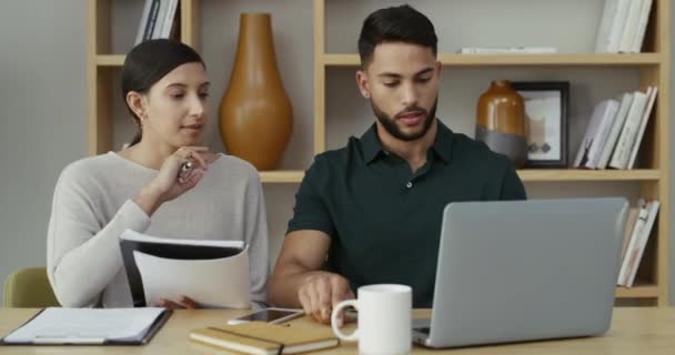 Laptop Dokumenty Ludzie Biznesu Pracy Zespołowej Planowania Pomysłów Współpracy Spotkaniu — Wideo stockowe