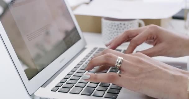Geschäftsfrau Hände Und Laptop Tippen Für Kommunikation Mail Oder Recherche — Stockvideo