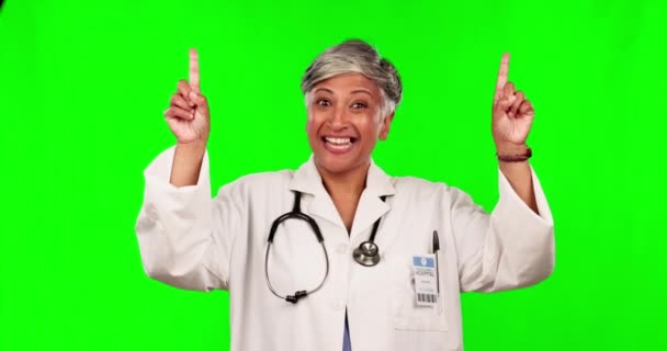 Zielony Ekran Starsza Kobieta Uśmiech Lub Szczęśliwy Lekarz Wskazując Informacje — Wideo stockowe
