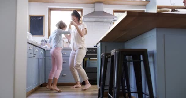 Ребенок Мать Кухне Танцуют Музыку Босиком Счастьем Энергией Утрам Мама — стоковое видео