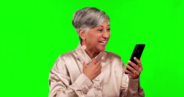Победитель Телефон Женщина Зеленом Экране Успехе Праздновании Бонусу Онлайн Конкурсу — стоковое видео