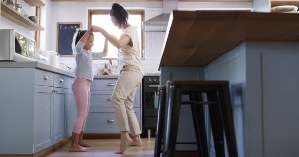Mãe Cozinha Criança Com Dança Feliz Para Cuidado Apoio Liberdade — Vídeo de Stock
