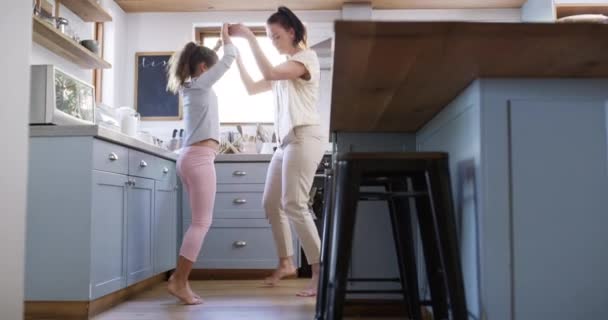 Мать Девочка Танцы Кухне Счастьем Свободой Семейном Доме Мама Ребенок — стоковое видео