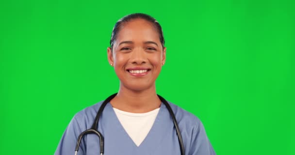 Kobieta Lekarz Śmiać Się Przez Zielony Ekran Twarz Lub Śmieszny — Wideo stockowe
