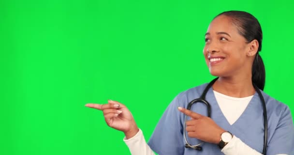 医疗保健人员和妇女在绿色屏幕上指指点点广告选择或决定 有手签的女医生肖像 用于行销 护理或外科手术 并在工作室获得好评 — 图库视频影像