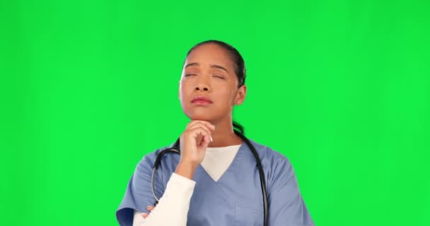 医疗护士和有创意或有计划的女性在绿色屏幕上思考 可选择 解决问题或选择药物 护理或手术的女医生 — 图库视频影像