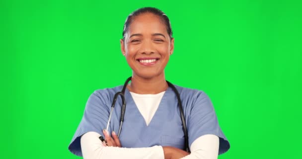 医生和胳膊交叉在绿色的屏幕上 为了医疗保健 健康或模仿而脸或笑 年轻的专业护士 快乐的女医生或穿着制服 自豪或健康职业的女医生 — 图库视频影像