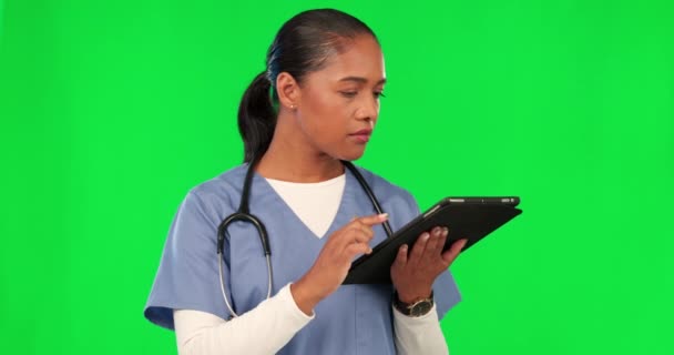 用于医学研究或远程健康诊断的工作室的平板 绿色屏幕和女护士 基于彩色背景的数字技术的医疗保健 分析和女医生滚动 — 图库视频影像