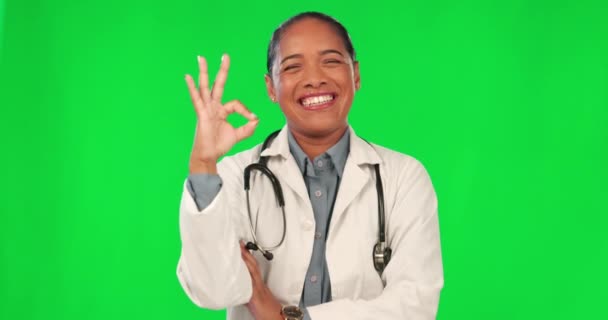 ヘルスケアの成功 サポートまたはサービスの卓越性の緑の画面上のOk手 医師と女性 医療関係者やラテン語の看護師の幸せな顔など 良い仕事やはいスタジオの背景に絵文字 — ストック動画