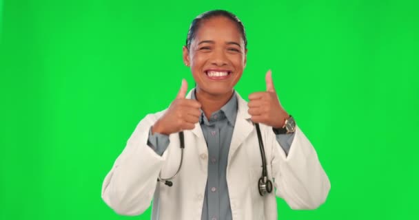 医療支援のための親指アップ 医師と緑の画面 感謝またはクリニックサービスの成功と卓越性 幸せな顔の医療ラテン女性のために はいと投票の手でスタジオの背景 — ストック動画