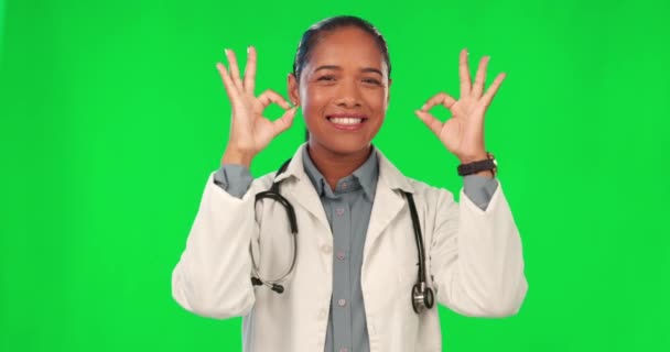 ヘルスケアの成功 サポート またはサービスの卓越性のための緑色の画面に署名 医師を確認してください 幸せな医療従事者やラテン系の女性が合意のために 良い仕事やスタジオの背景にはい手 — ストック動画