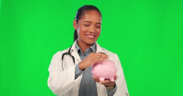 Piggy银行 医生和绿屏在Ok标志为储蓄 投资或健康保险账单 节约资金 现金或金融贷款 面对医疗拉蒂诺女人和有工作室背景的人 — 图库视频影像