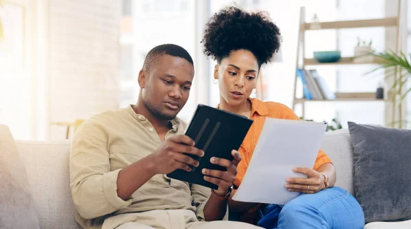 黑人夫妇 平板电脑 文件和金融危机在客厅沙发上讨论按揭支付或贷款在家里 在债务 金融问题或资金问题上持有书面文件的沮丧的非洲男男女女 — 图库照片