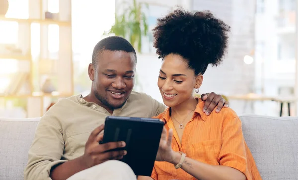 Tablet Çift Evde Oturma Odasındaki Kanepede Gülümseme Bağlanma Online Alışveriş — Stok fotoğraf