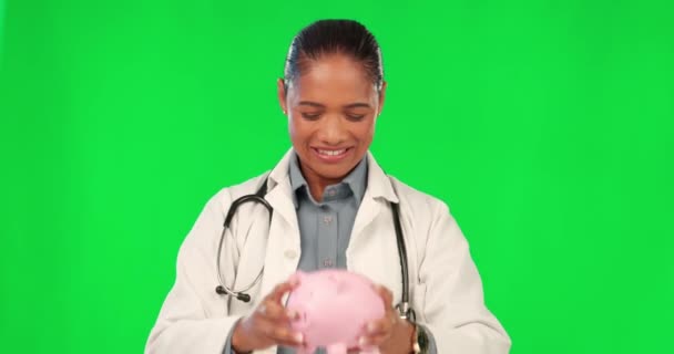 混淆不清 小猪银行和医生的脸在绿色屏幕上与财务问题 债务和工作室的疑问 保健和妇女的肖像 带有财务 金钱或支付问题 — 图库视频影像