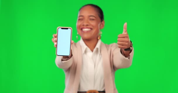 Пальцы Вверх Телефон Женщина Зеленом Экране Раскрутки Рекламный Макет Успешные — стоковое видео