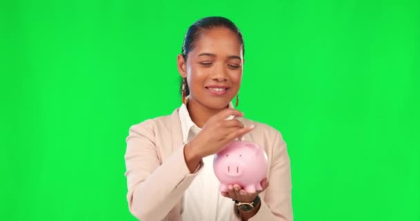 小猪银行 妇女和绿色的屏幕 大拇指向上和财政上的成功储蓄 金融安全和现金 在工作室背景下 为有类似情调的商人节省金钱 支持和快乐的面孔 — 图库视频影像