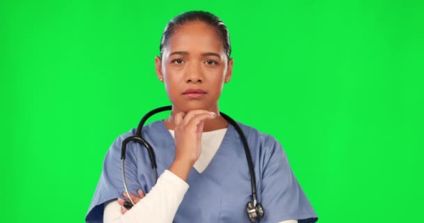 在绿色屏幕上思考的妇女的保健 护理和肖像 带有想法 计划或策略 女医生在演播室里认真地考虑选择 决定或听医疗咨询 — 图库视频影像