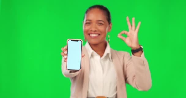 プロモーション 広告モックアップと成功の手のための緑の画面上のOkサイン 電話や女性 モバイルアプリ Uxデザインスペース スタジオの背景のビジネス担当者の卓越性と幸せな顔 — ストック動画