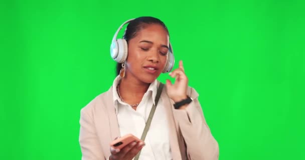 Fones Ouvido Celular Mulher Estúdio Com Tela Verde Ouvindo Música — Vídeo de Stock