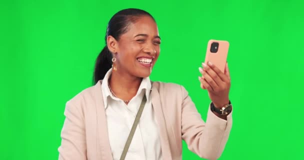 ビジネスの女性 ビデオ通話は ネットワーク 接続のための緑色の画面に表示されます 女性モデルの人が話していると波こんにちはやインターネットや仮想チャットアプリとスマートフォンで別れ — ストック動画