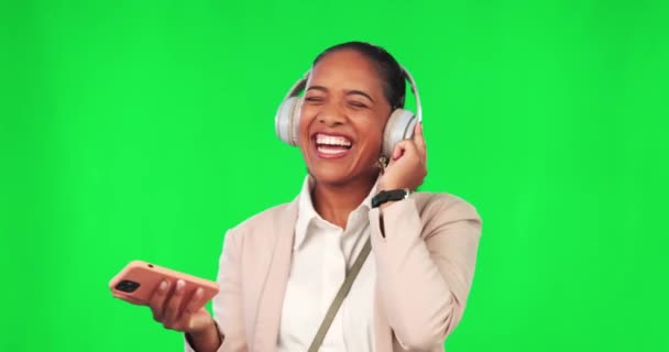 Auriculares Pantalla Verde Mujer Escuchando Música Lista Reproducción Álbum Mientras — Vídeo de stock